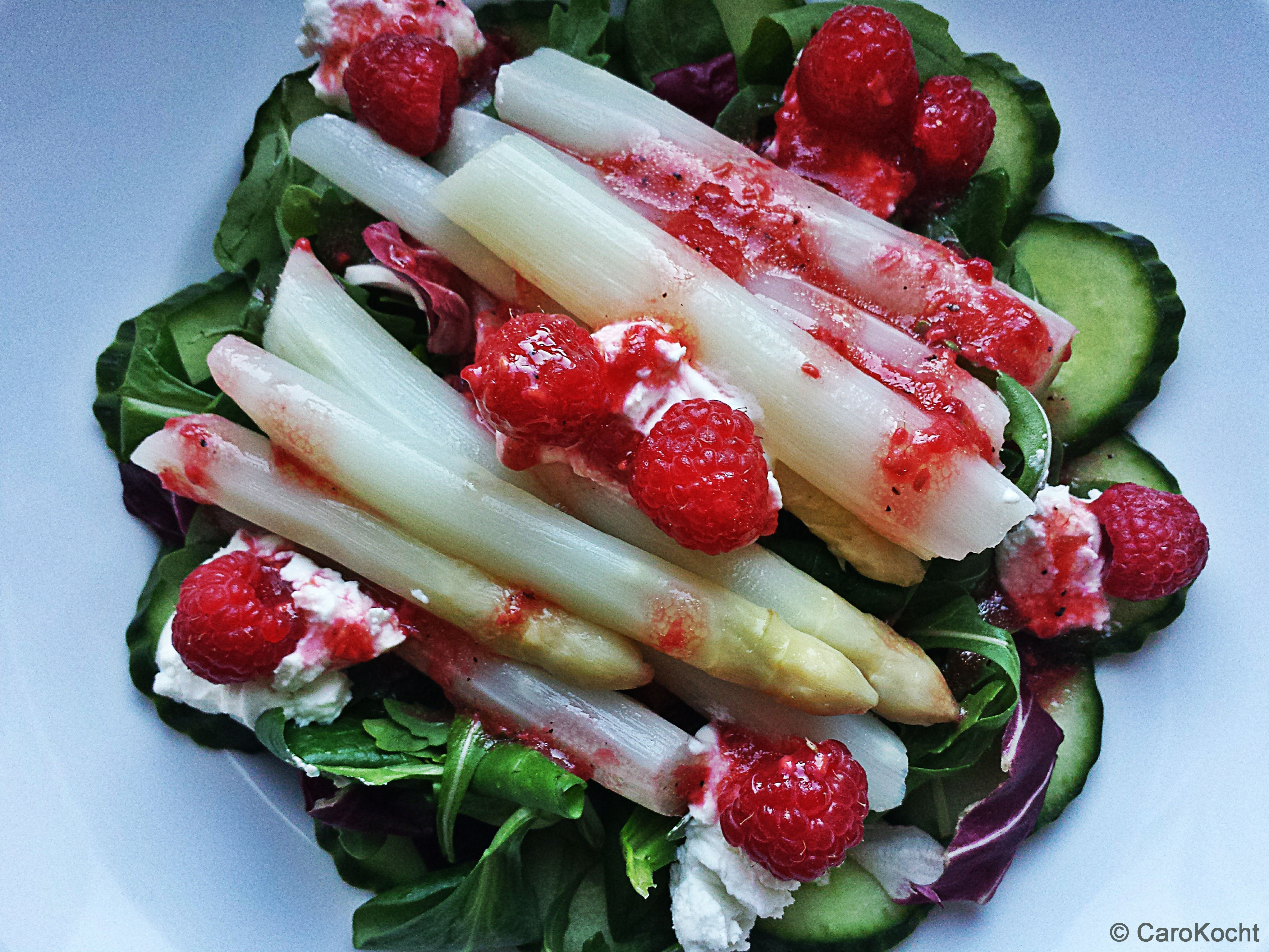 Sommerlicher Spargel-Salat mit Ziegenkäse und Himbeerdressing • CAROKOCHT