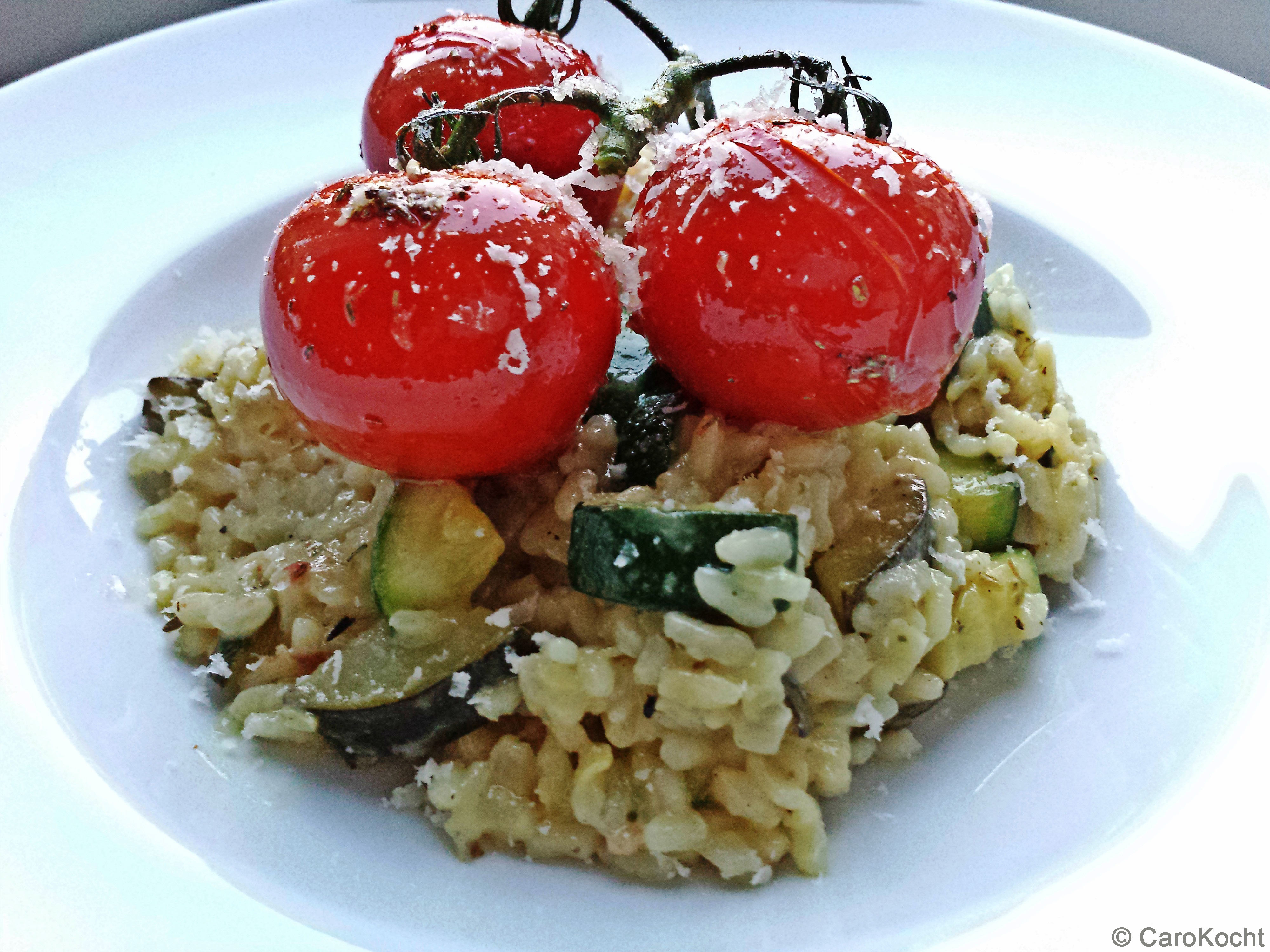 Zucchini-Risotto mit Rosmarin-Tomaten • CAROKOCHT